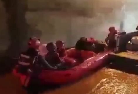 אב וילדיו נלכדו בהצפה וחולצו בסירות. צפו