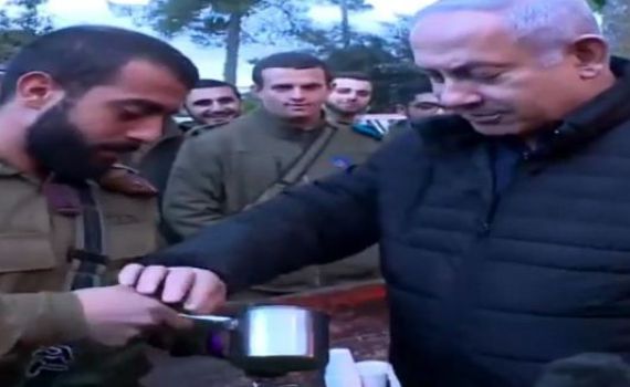צפו: נתניהו מלמד את הלוחמים להכין קפה