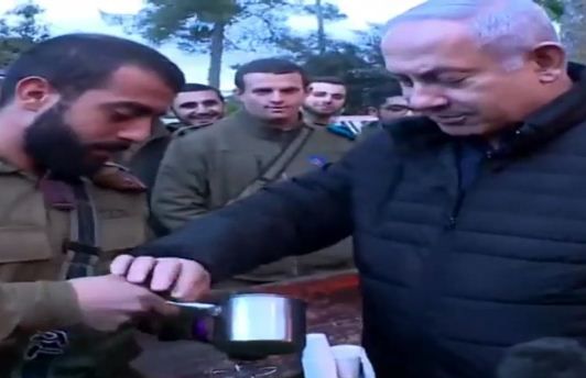 צפו: נתניהו מלמד את הלוחמים להכין קפה