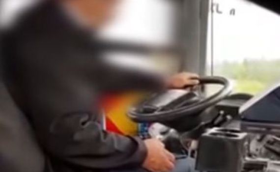 נהג אוטובוס התעסק עם הטלפון והיכה את הצלם.צפו