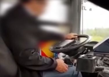 נהג אוטובוס התעסק עם הטלפון והיכה את הצלם.צפו