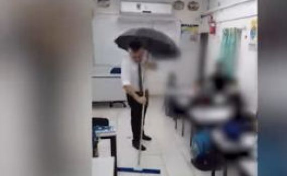 ביזיון: הכיתה הוצפה; המורה לימד עם מטריה. צפו