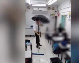 ביזיון: הכיתה הוצפה; המורה לימד עם מטריה. צפו