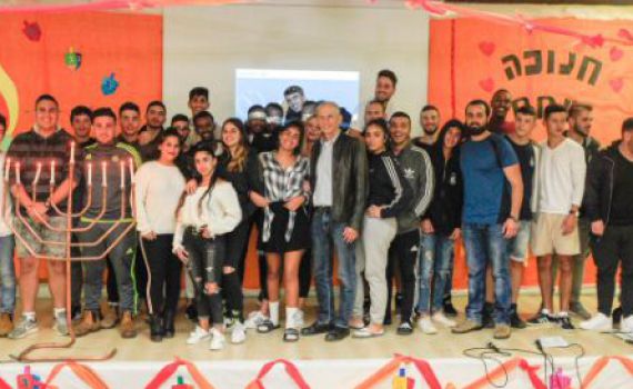 גבאי פרסם תמונה שגויה וחטף: "תזמין בת שירות"