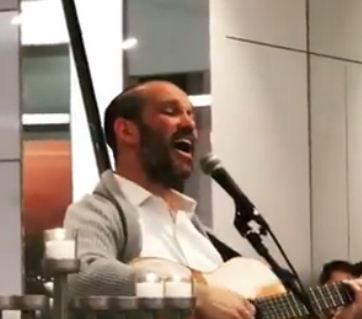 יונתן רזאל ריגש את מגישי החדשות. צפו