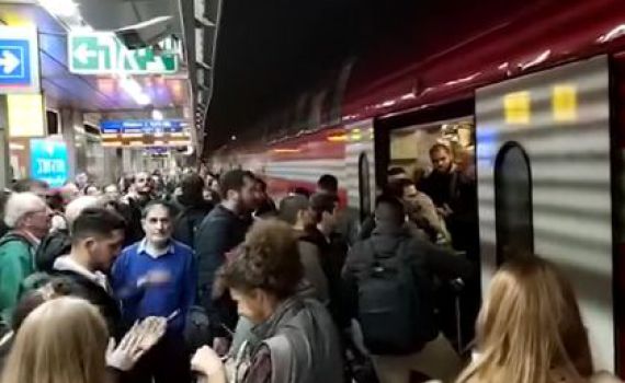 צפו: נוסעים זועמים חסמו רכבת
