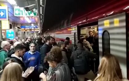 צפו: נוסעים זועמים חסמו רכבת