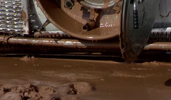 אסון מתוק: טון שוקולד נוזלי הציף כביש