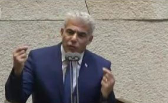 לפיד: "ראש הממשלה מתפרק לנגד עינינו"