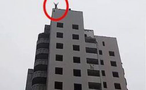 טרגדיה באוקראינה: נער קפץ מבניין עם מצנח- ונהרג