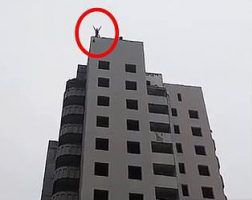 טרגדיה באוקראינה: נער קפץ מבניין עם מצנח- ונהרג