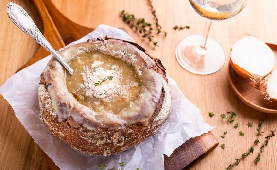 טעים להכיר: מתכון למרק מפנק בתוך כיכר לחם