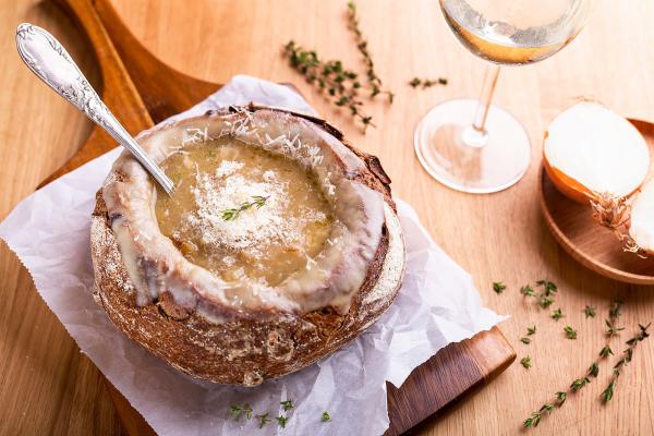 טעים להכיר: מתכון למרק מפנק בתוך כיכר לחם