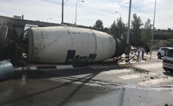 משאית התהפכה בבית שמש, הנהג נפצע בראשו