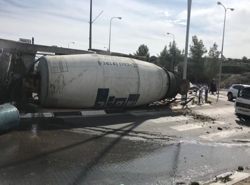 משאית התהפכה בבית שמש, הנהג נפצע בראשו