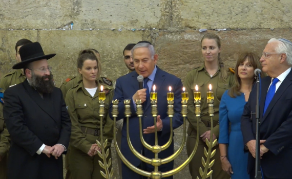 לציון ההכרה: נתניהו הדליק נרות עם שגריר ארה"ב