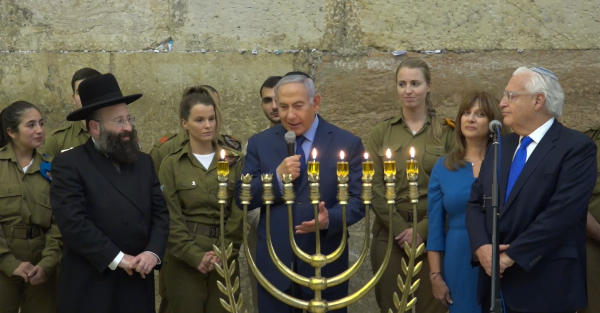 לציון ההכרה: נתניהו הדליק נרות עם שגריר ארה"ב