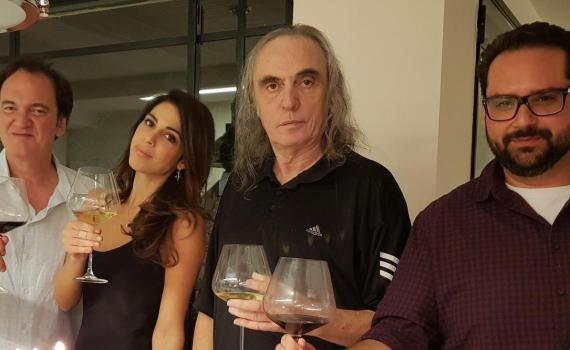 חצי שנה מהאשפוז: צביקה פיק עם ביתו ובעלה טרנטינו