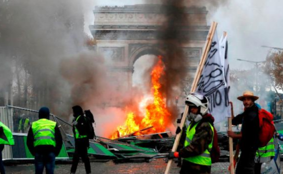 מחאה אלימה בפריז: בניינים הוצתו, מאות מפגינים נעצרו