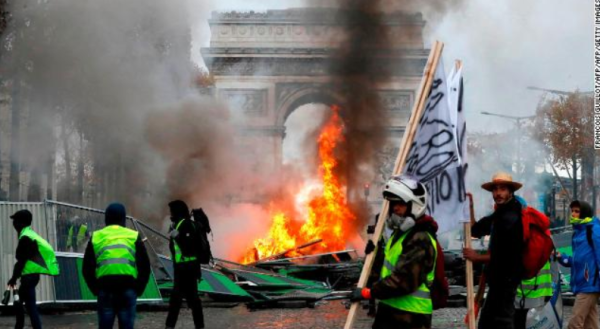 מחאה אלימה בפריז: בניינים הוצתו, מאות מפגינים נעצרו