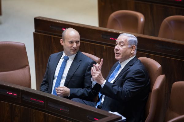 בנט תוקף את נתניהו: "נותן לגיטימציה למגזין האנטישמי"