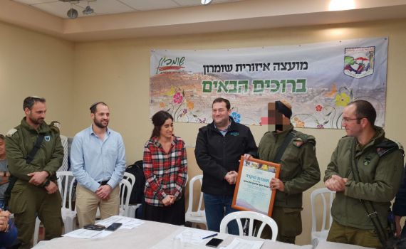 הלוחם שנטרל את המחבל נפגש עם הנערה שהציל