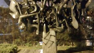 צלב קרס רוסס על אנדרטה לזיכרון השואה ביוון