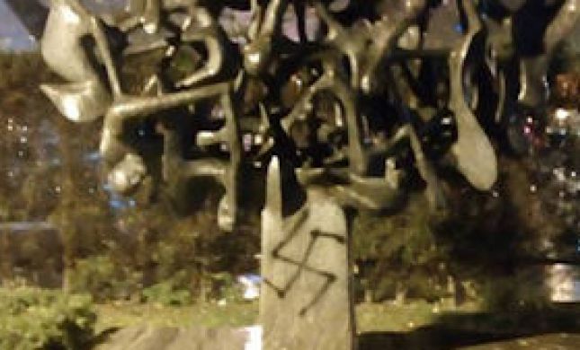  צלב קרס רוסס על אנדרטה לזיכרון השואה ביוון
