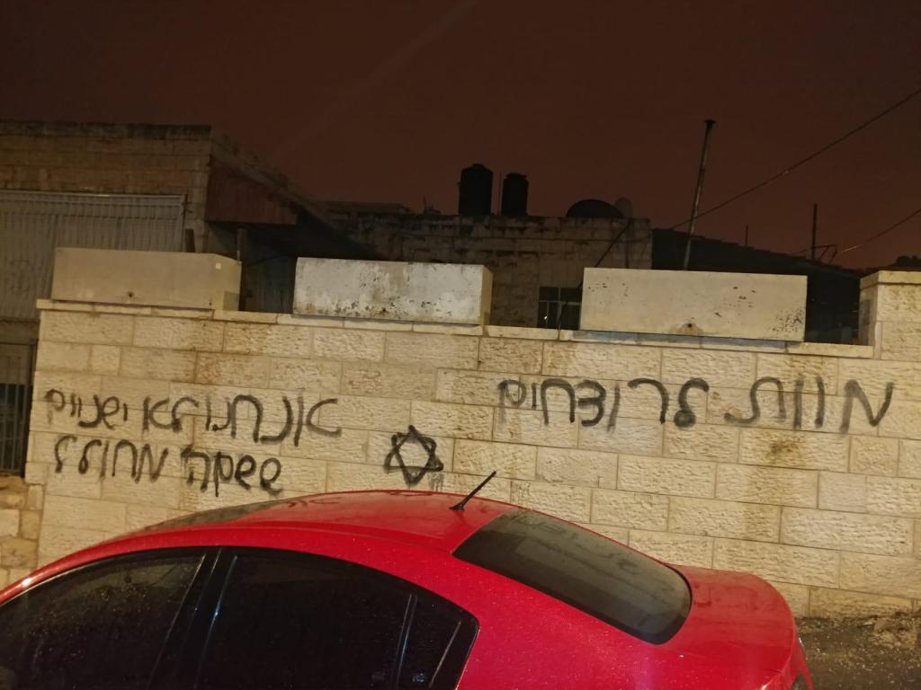 תיעוד: צעיר מנקב צמיגים ומרסס גרפיטי בבית חנינא