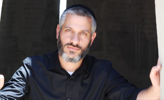 שווה האזנה: 'מעוז צור' כפי שעוד לא הכרתם• צפו