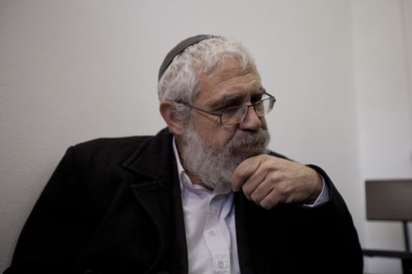 המתלונן נגד הרב אלון: "היה קשה לעצור אותו"