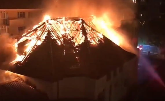 בית הכנסת בדרום אפריקה עלה באש, ספרי תורה נשרפו