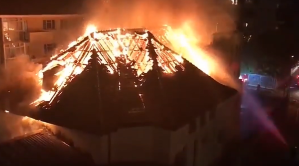 בית הכנסת בדרום אפריקה עלה באש, ספרי תורה נשרפו