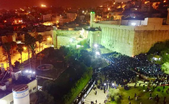 תיעוד:אלפים התפללו הלילה בקבר יוסף ובמערת המכפלה