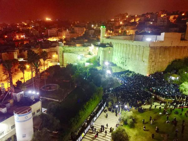 תיעוד:אלפים התפללו הלילה בקבר יוסף ובמערת המכפלה