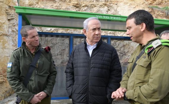נתניהו בגבעת אסף: הטרור לא יעקור אותנו מכאן
