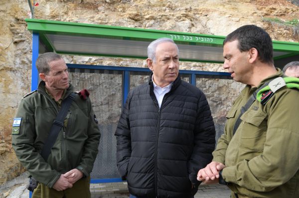 נתניהו בגבעת אסף: הטרור לא יעקור אותנו מכאן