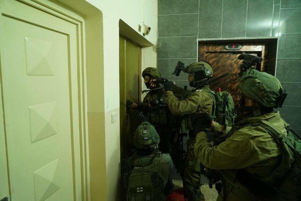 צה"ל פשט על יו"ש: עשרות מחבלי חמאס נעצרו. צפו