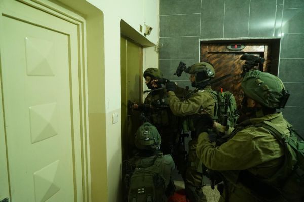 צה"ל פשט על יו"ש: עשרות מחבלי חמאס נעצרו. צפו