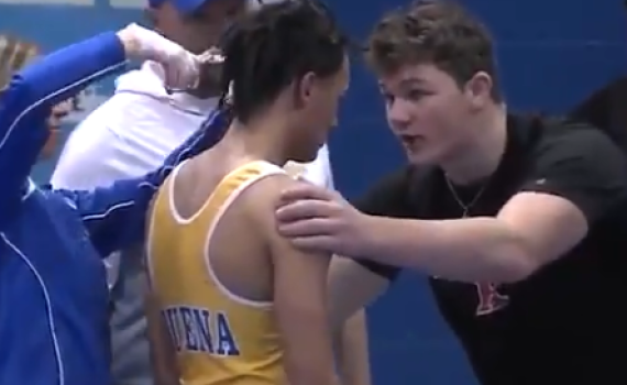 רקע גזעני? מתאבק שחור הוכרח לחתוך את הראסטות