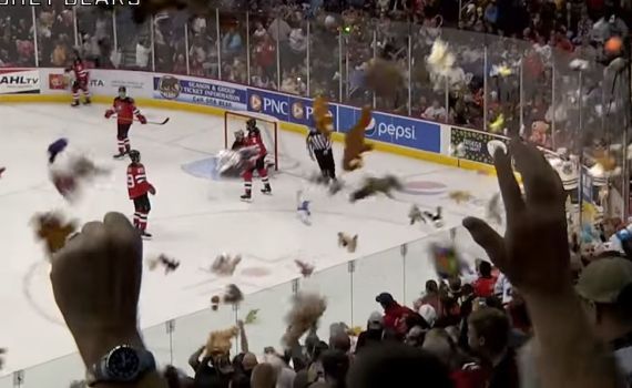 באמצע משחק: השחקנים הותקפו באלפי בובות• צפו