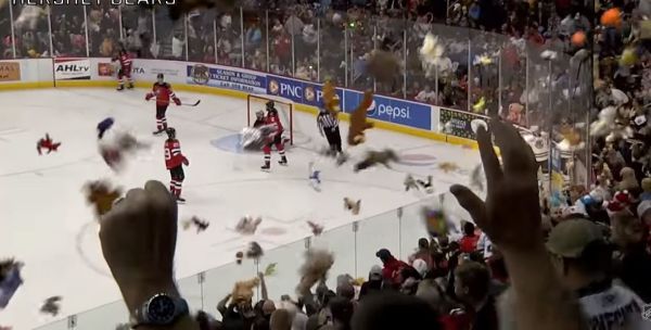 באמצע משחק: השחקנים הותקפו באלפי בובות• צפו