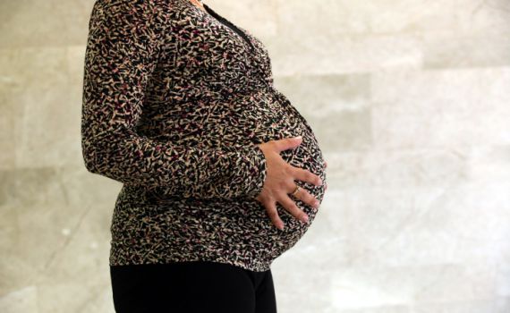 ירידה בשיעור ההפלות, מחצית מהפונות רווקות