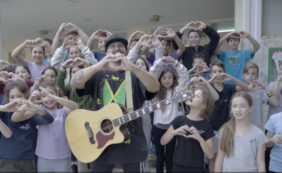 מרגש: ילדים מעזה,ישראל ועיראק התאחדו לשיר אחד