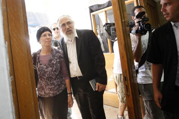 "עושים לנו משפט שדה" אשתו של הרב אלון מגיבה