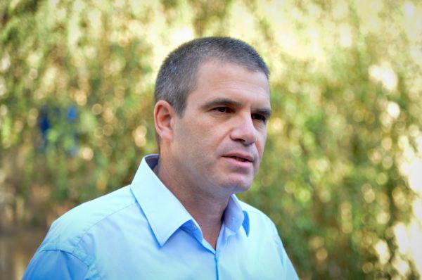 הסחבת בפרשת גל הירש: אושפז לאחר אירוע מוחי