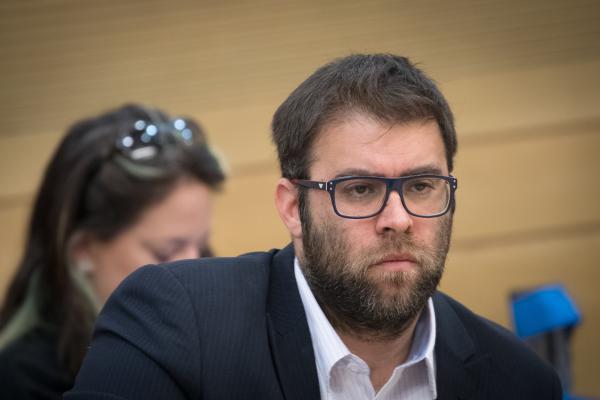 עימות סוער בין אורן חזן למגיש הימני: 'קוריוז';'טיפש'