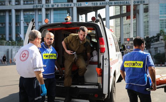 חולון: בן 60 נפל ממרפסת בקומה שנייה; מצבו קשה