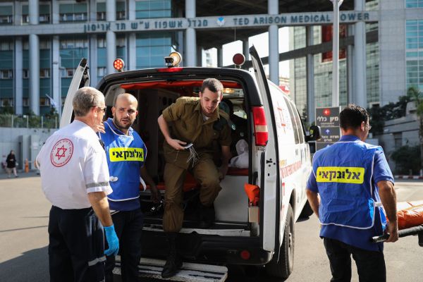 חולון: בן 60 נפל ממרפסת בקומה שנייה; מצבו קשה