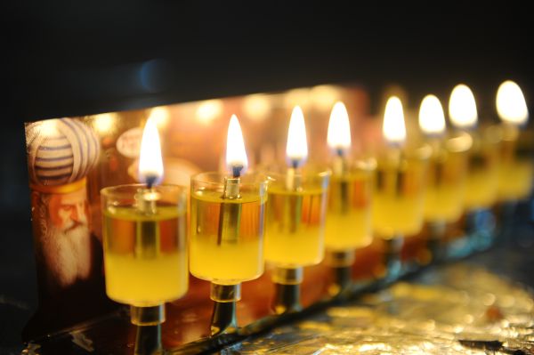 מתי מדליקים נרות חנוכה? הלכות חנוכה לפי כל העדות